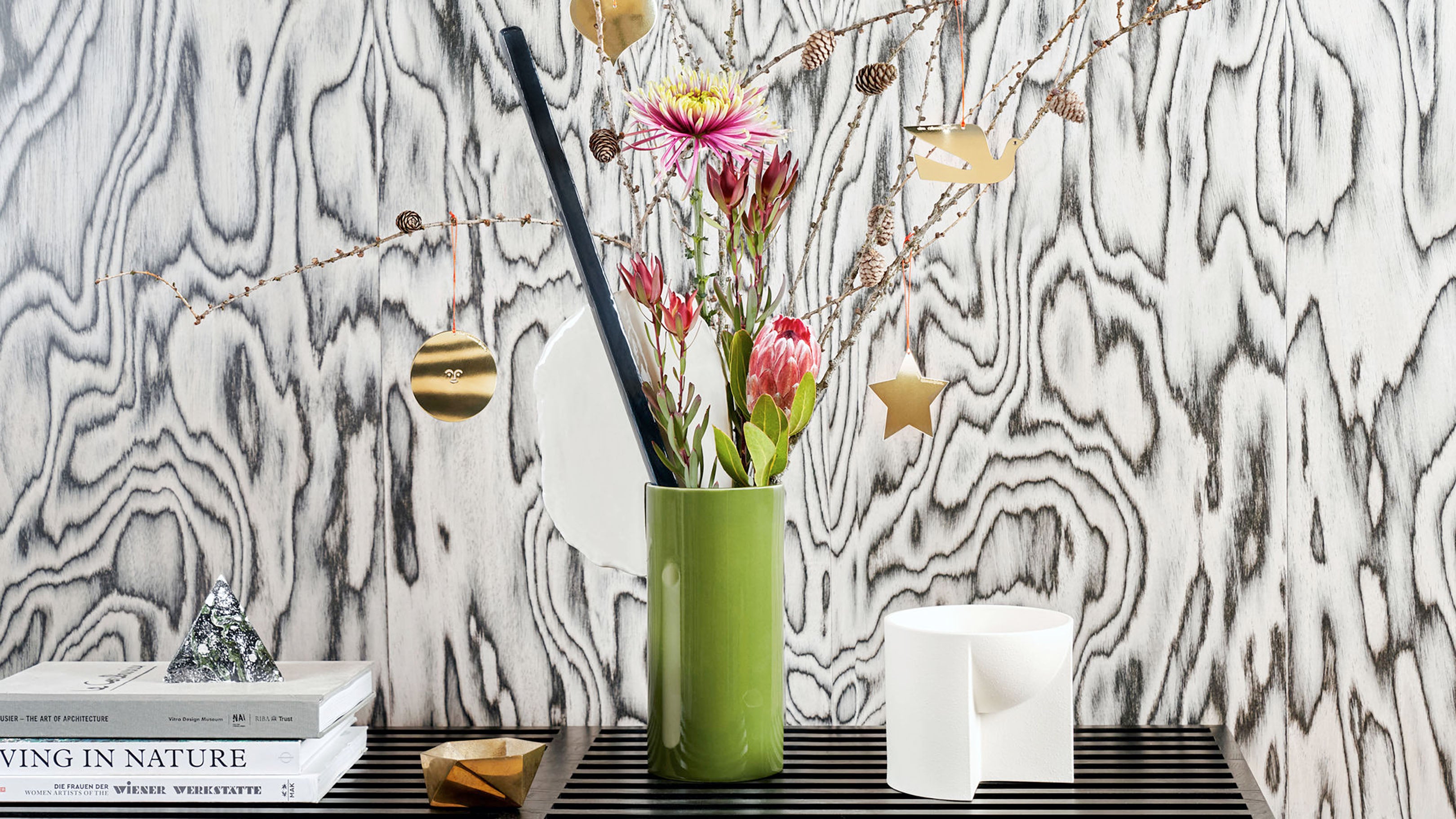 Desktop / The Vases Découpage, Barre, designed by Ronan & Erwan Bouroullec for Vitra