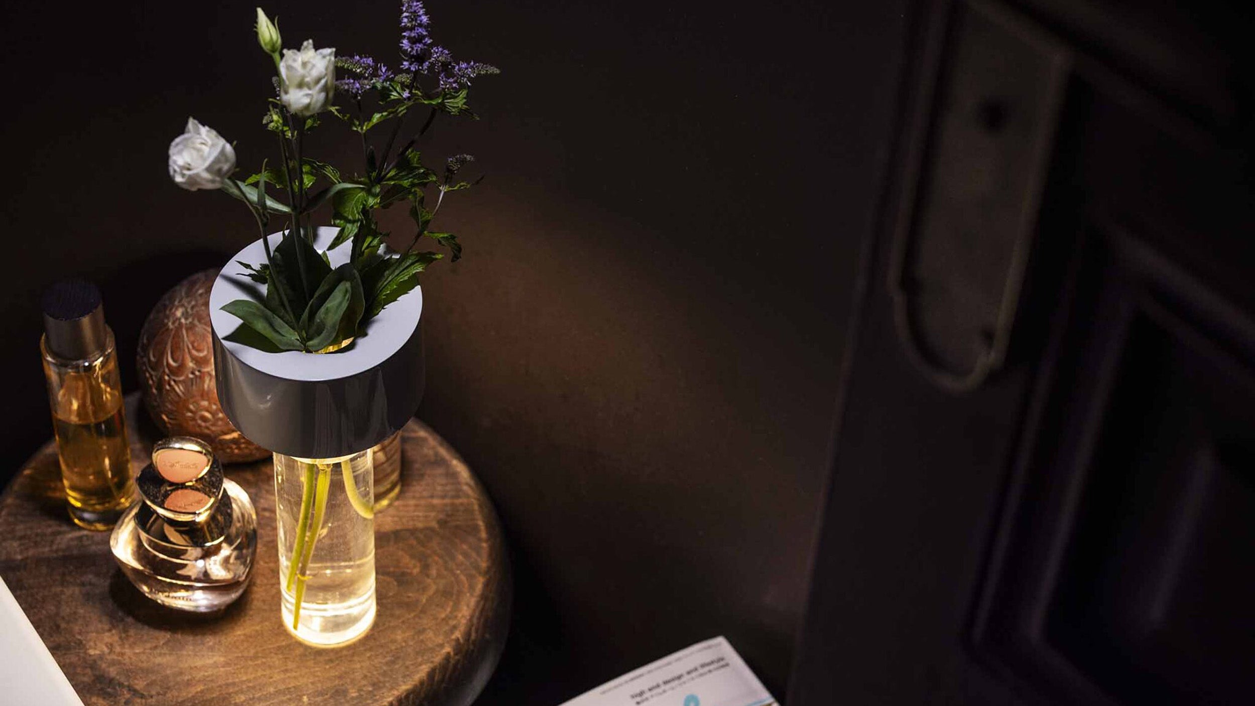 White / Desktop / Fleur Table Lamp, designed by Rodolfo Dordoni for Foscarini