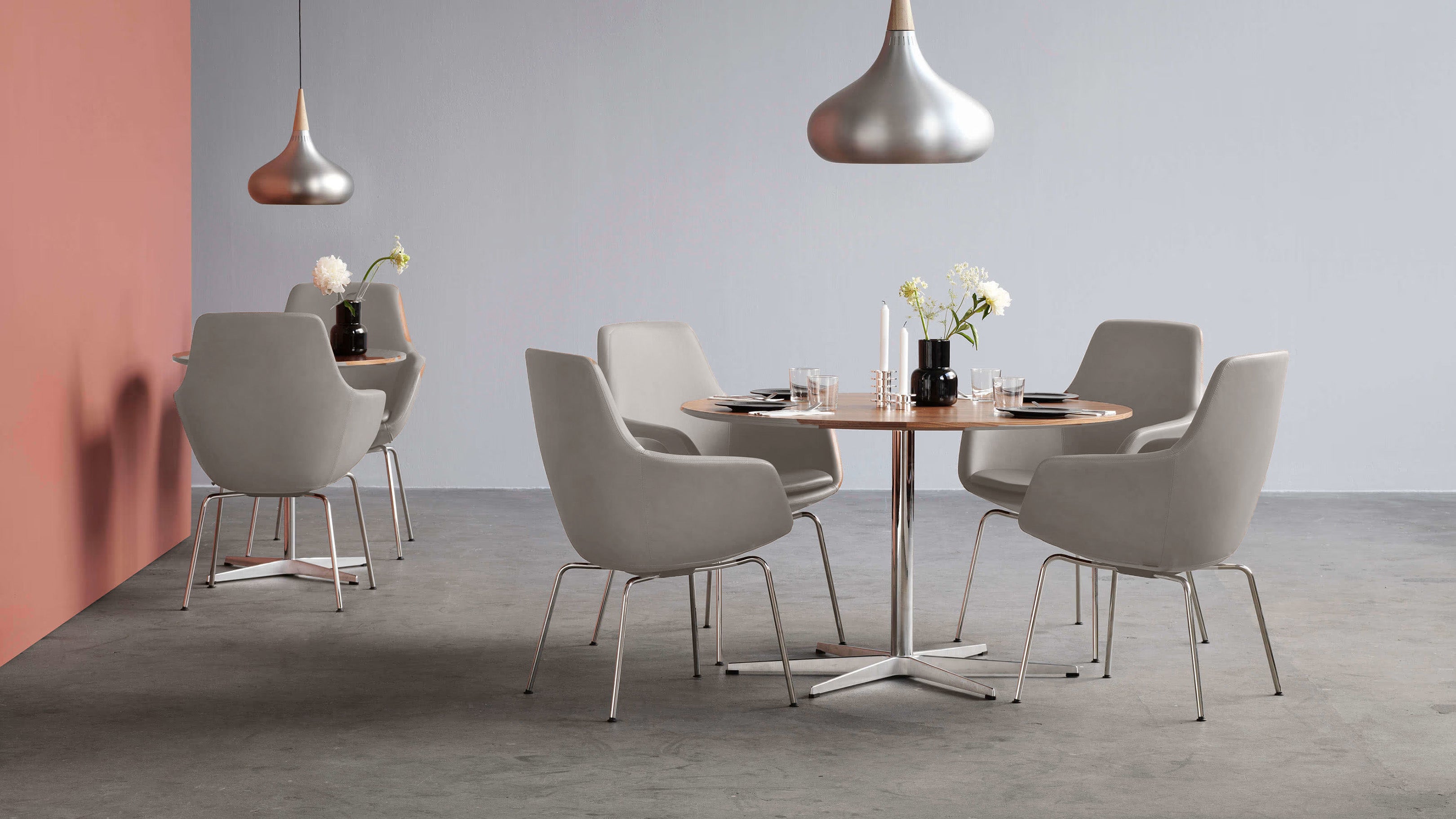 Beige / Desktop / Little Giraffe, designed by Arne Jacobsen