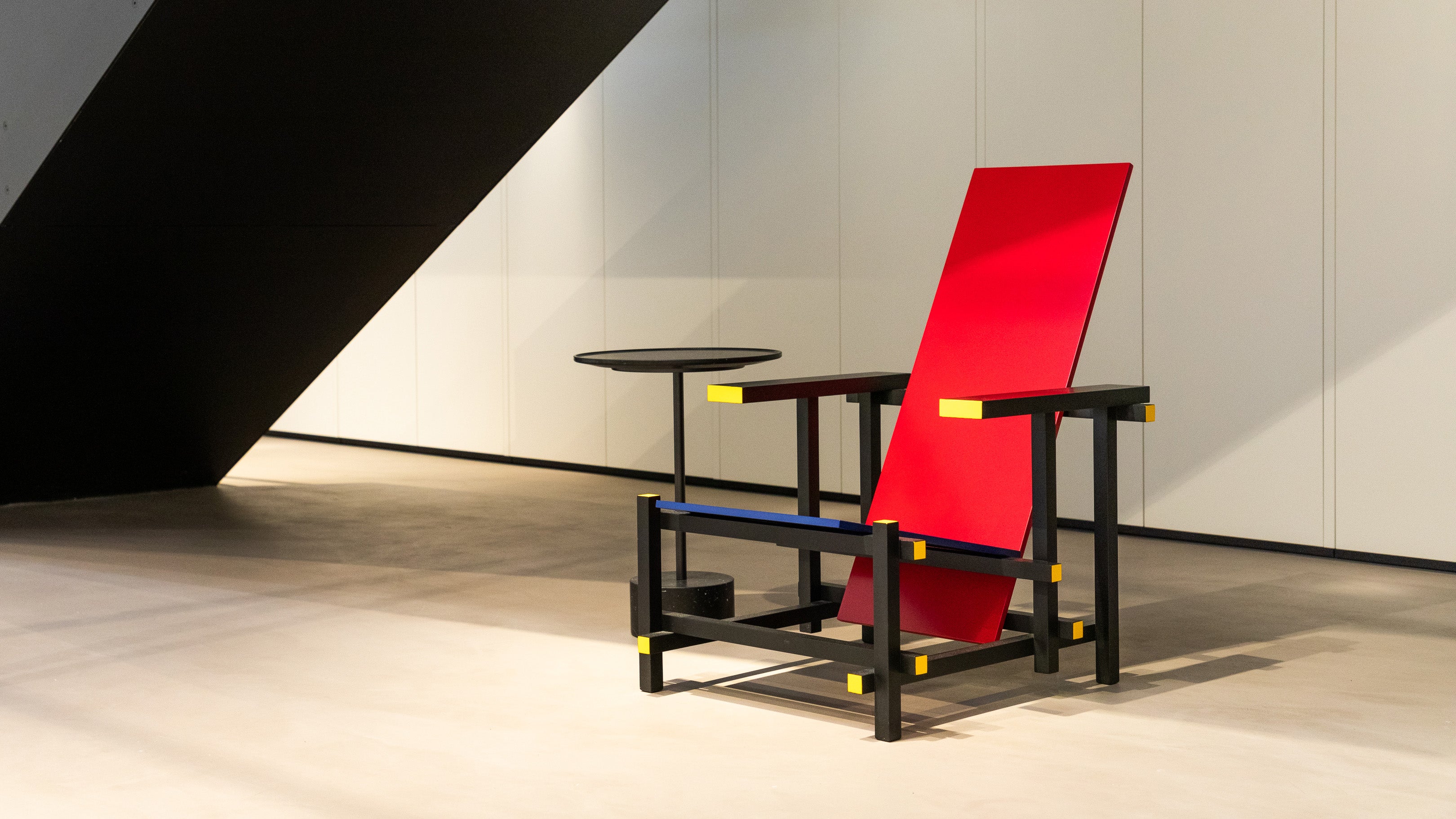 Desktop / Red and Blue Chair, designed by Gerrit T. Rietvelda nd made by Cassina
