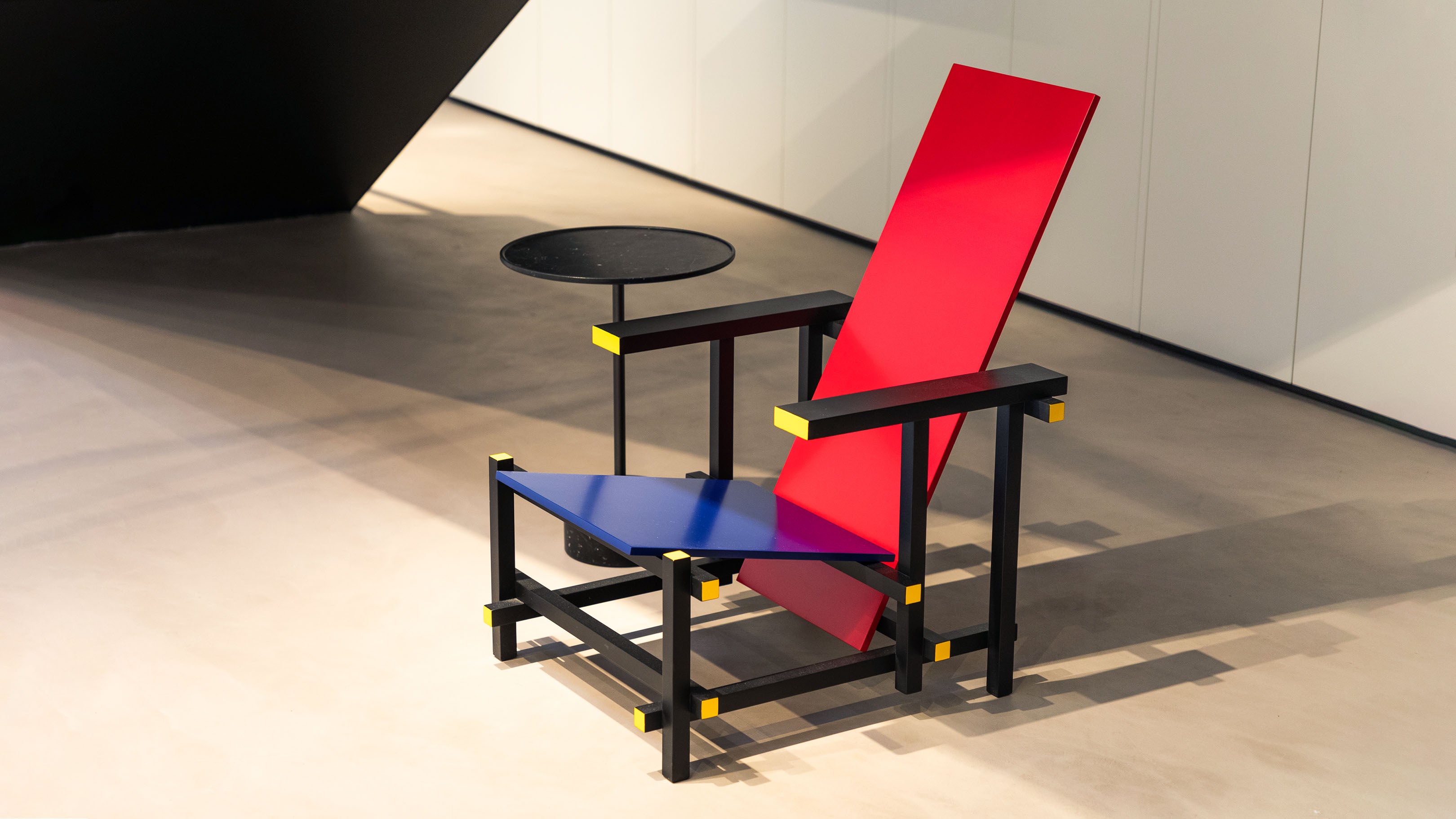 Desktop / Red and Blue Chair, designed by Gerrit T. Rietvelda nd made by Cassina
