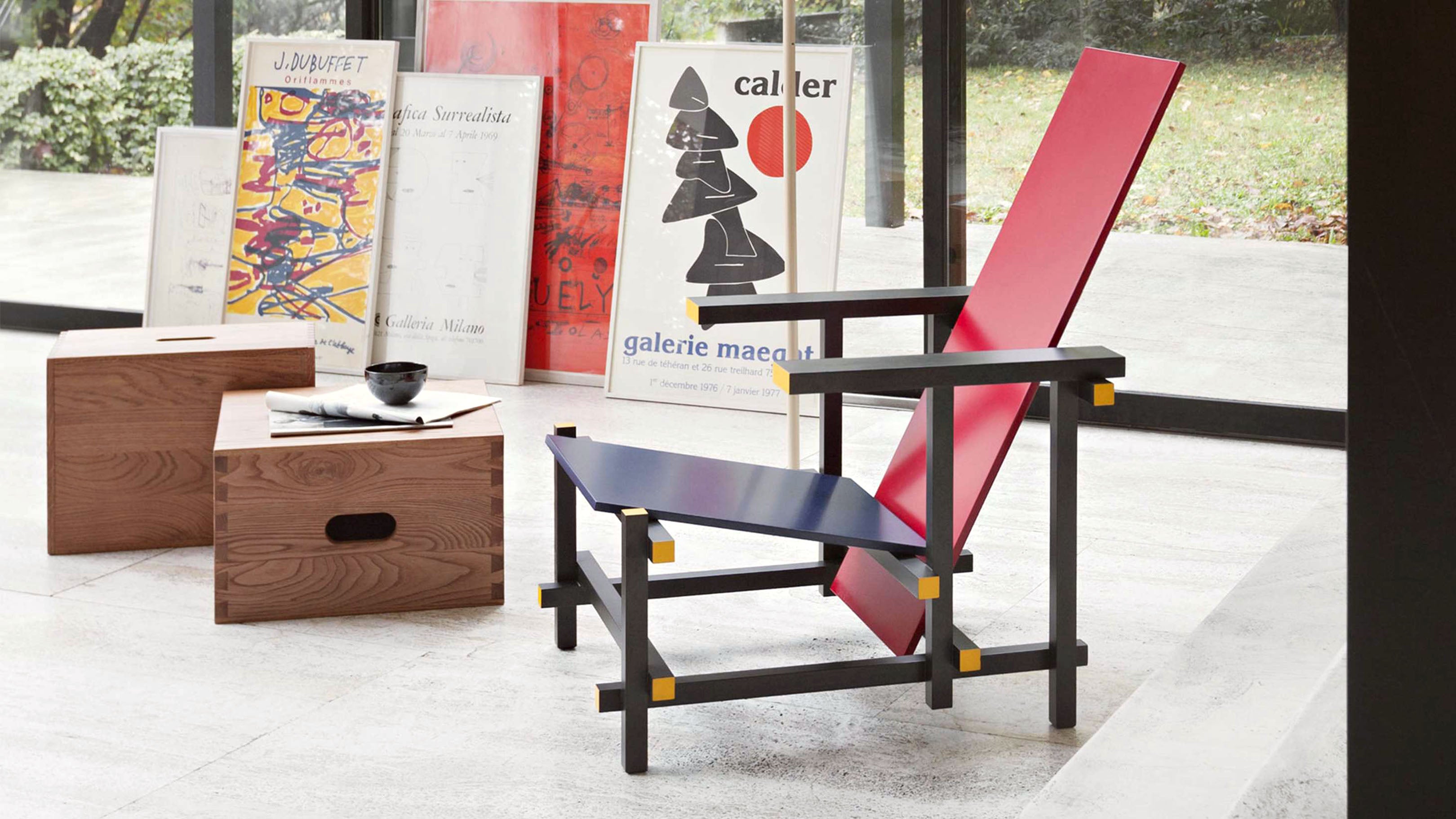Desktop / Red and Blue Chair, designed by Gerrit T. Rietvelda nd made by Cassina