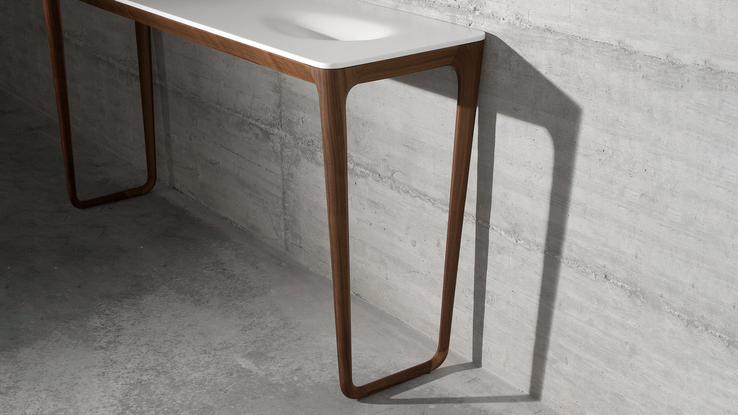 Desktop / Luna, designed by Noé Duchaufour-Lawrance for Ceccotti Collezioni