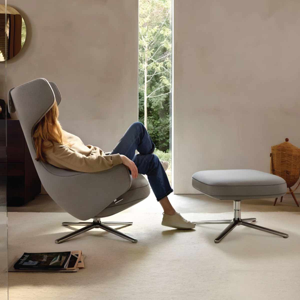 Mobile / WhiteMenu /  Grand Repose & Ottoman, designed by Antonio Cittero made by Vitra