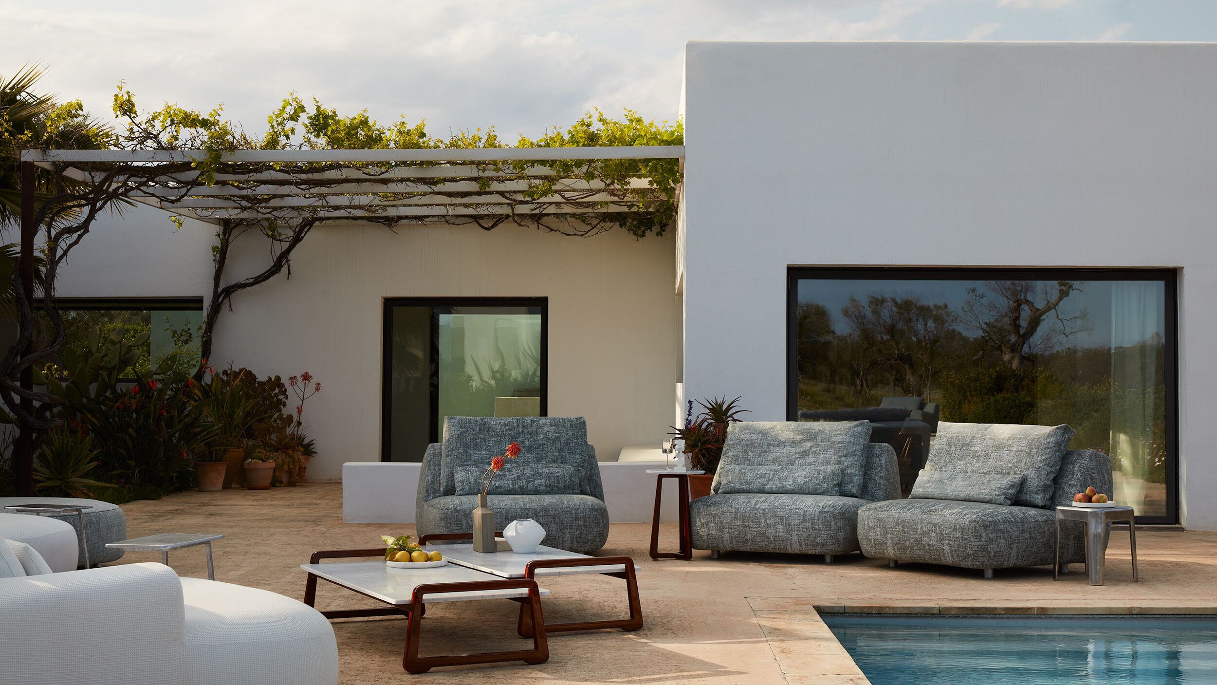 Desktop / Moonlight Sofa by Exteta