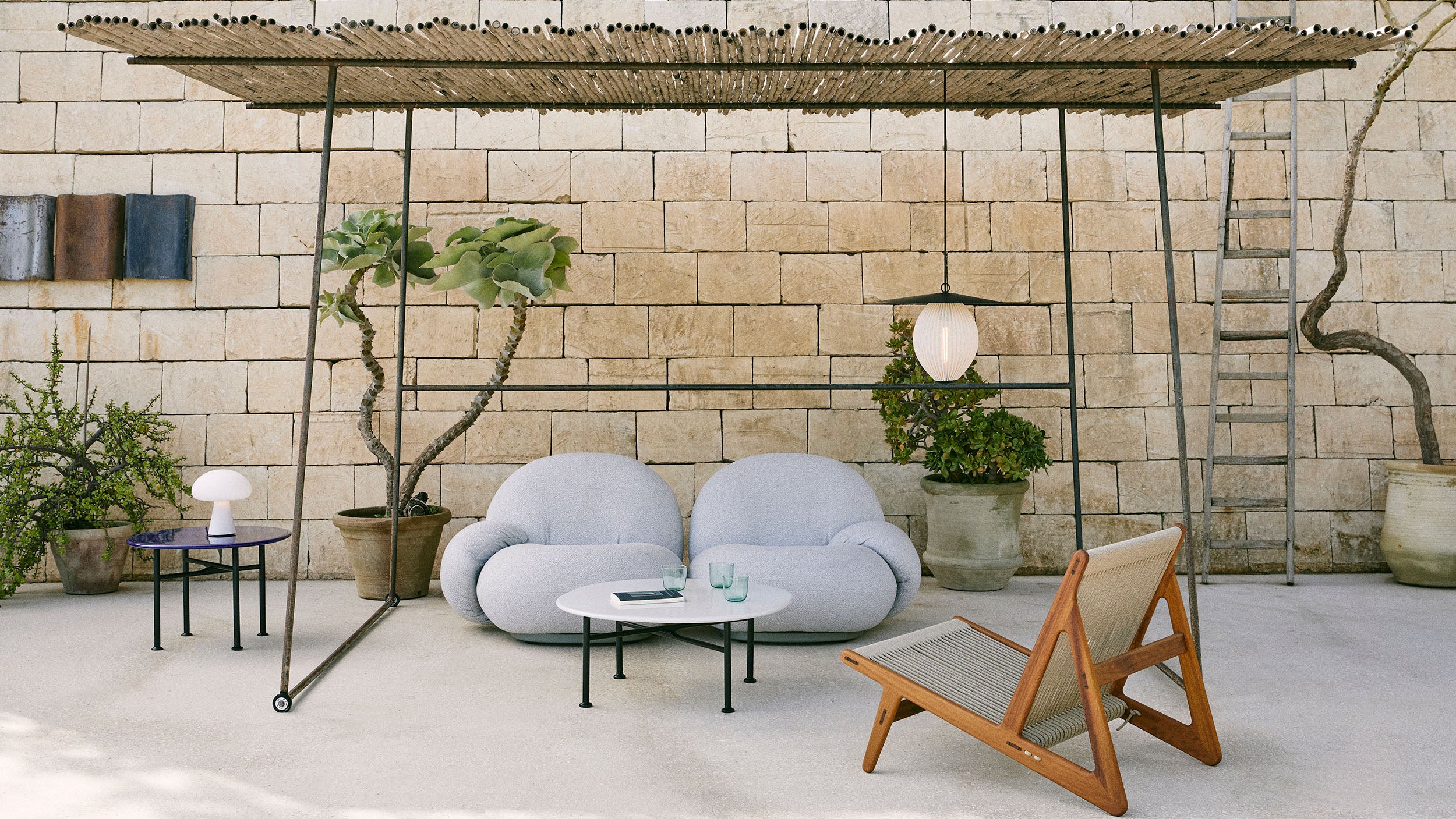 Desktop / Pacha Outdoor Sofa, designed by Pierre Paulin and made by Gubi