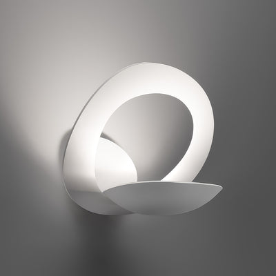 Artemide Pirce Parete by Giuseppe Maurizio Scutellà. A sleek white sculptural form with curved surfaces casts soft shadows.