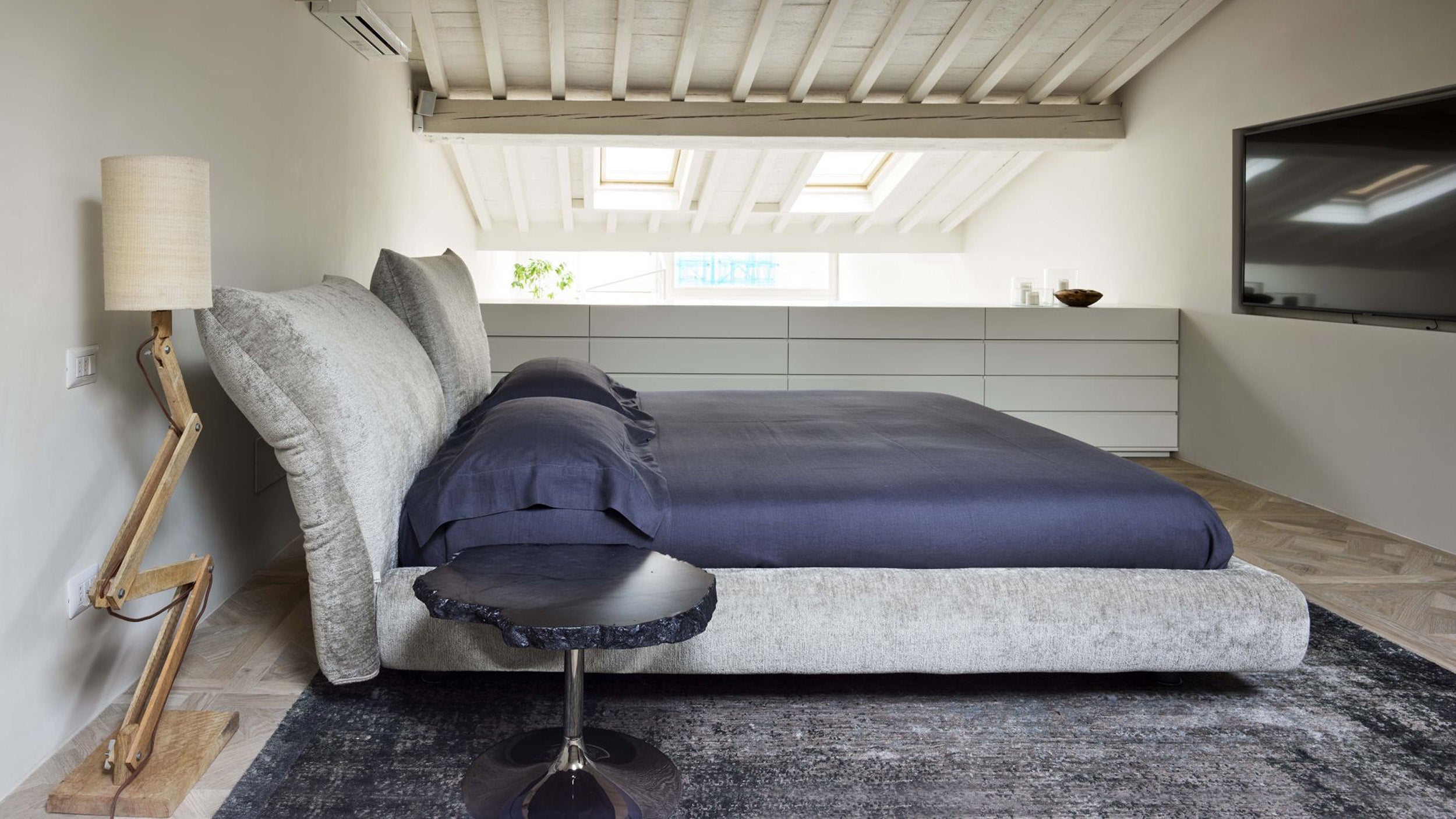 Desktop / Stand By Me Bed, designed by Francesco Binfare for Edra