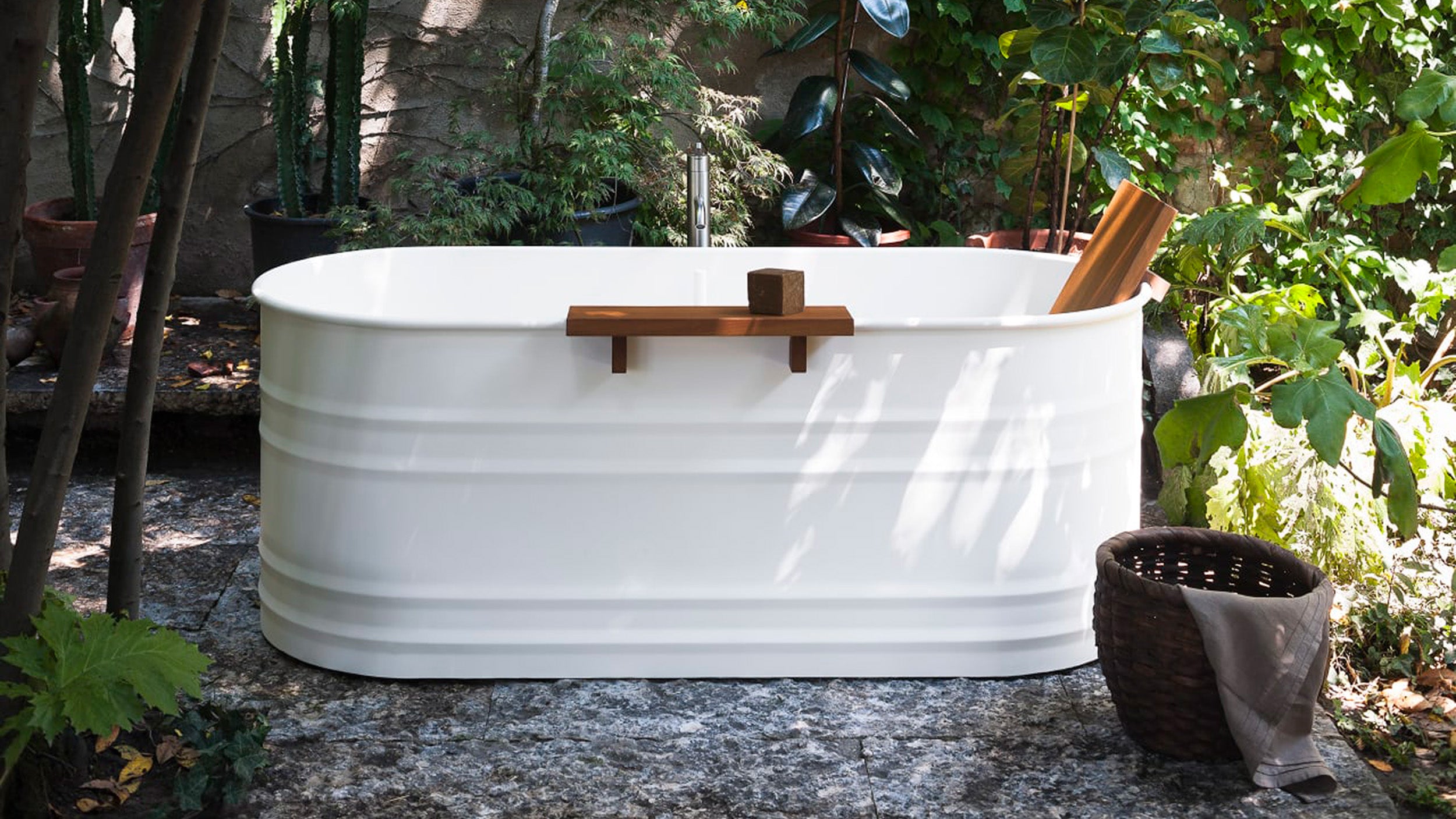 Desktop / Vieques Bathtub, designed by Patricia Urquiola for Agape