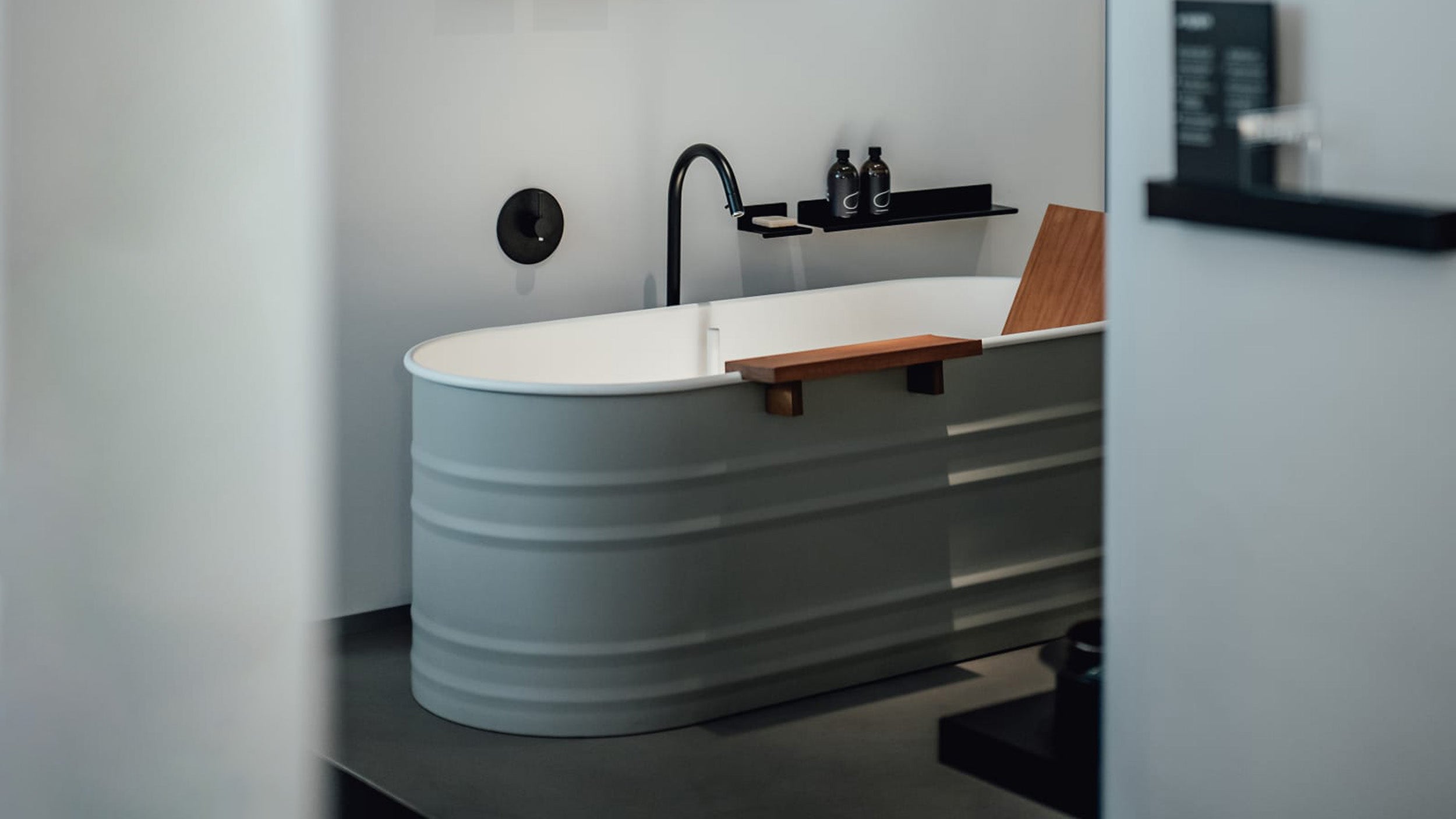 Desktop / Vieques Bathtub, designed by Patricia Urquiola for Agape