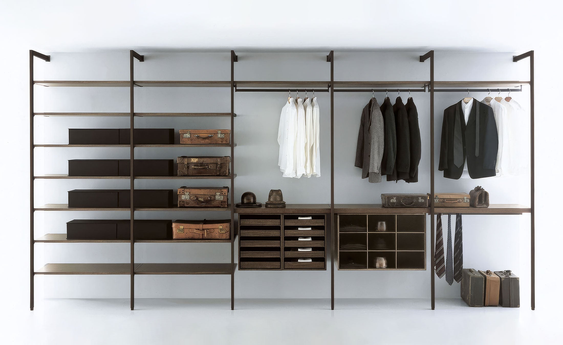Walk-in closet - Storage Closet by Porro