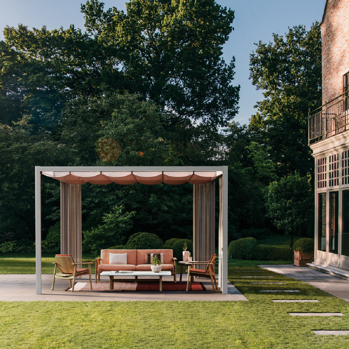 Mobile / WhiteMenu / Pavilion L, designed by Kettal Studio