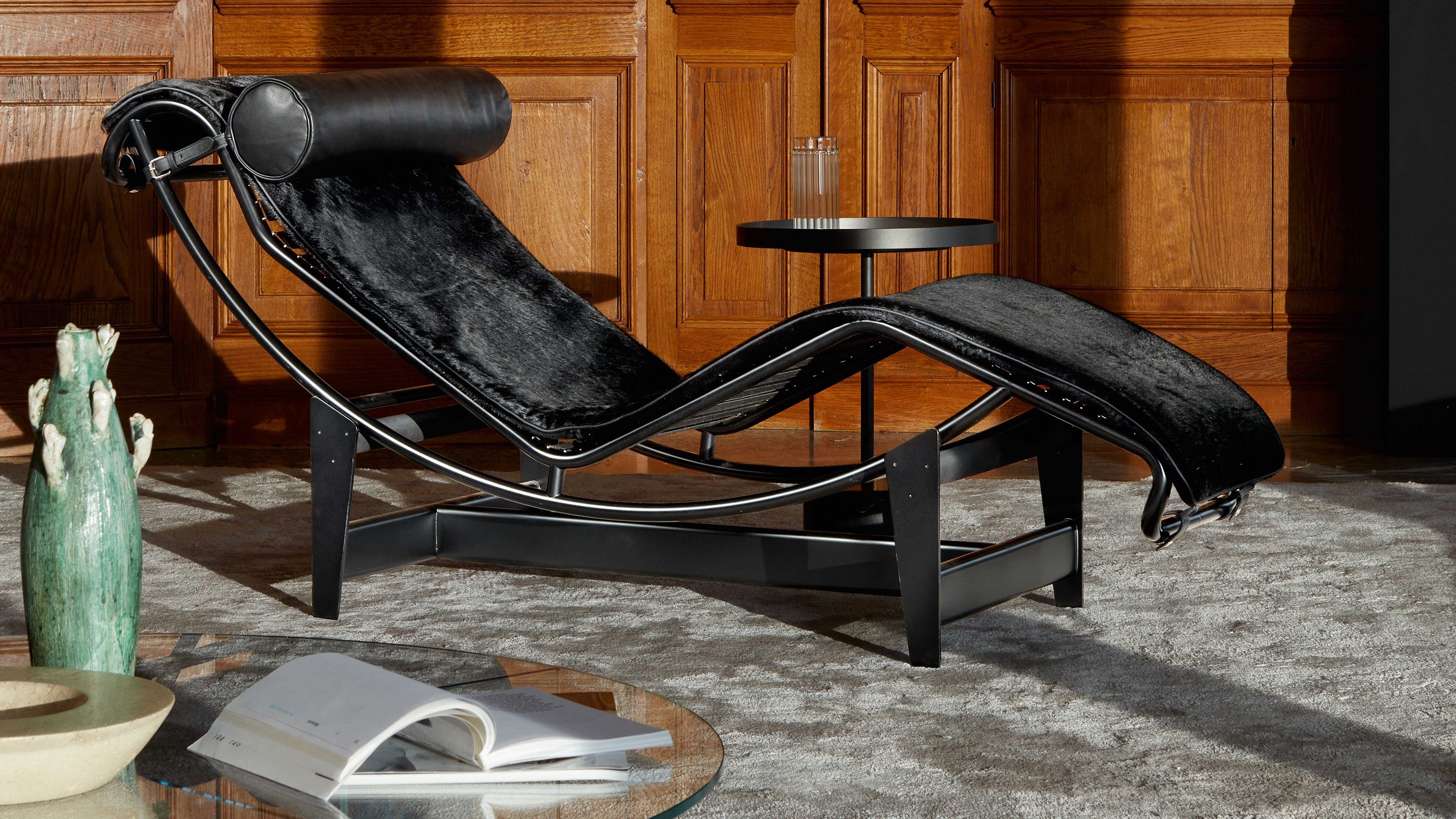 Black Hair-On Leather / Desktop / 4 Chaise Longue à Réglage Continu, Noire, Durable, designed by Le Corbusier, Pierre Jeanneret, Charlotte Perriand made by Cassina 