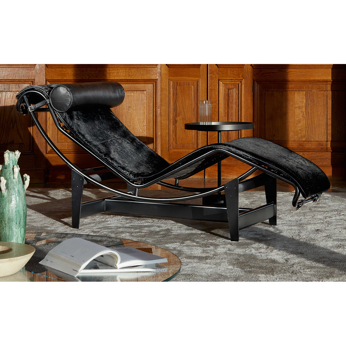 Black Hair-On Leather / Mobile / 4 Chaise Longue à Réglage Continu, Noire, Durable, designed by Le Corbusier, Pierre Jeanneret, Charlotte Perriand made by Cassina 