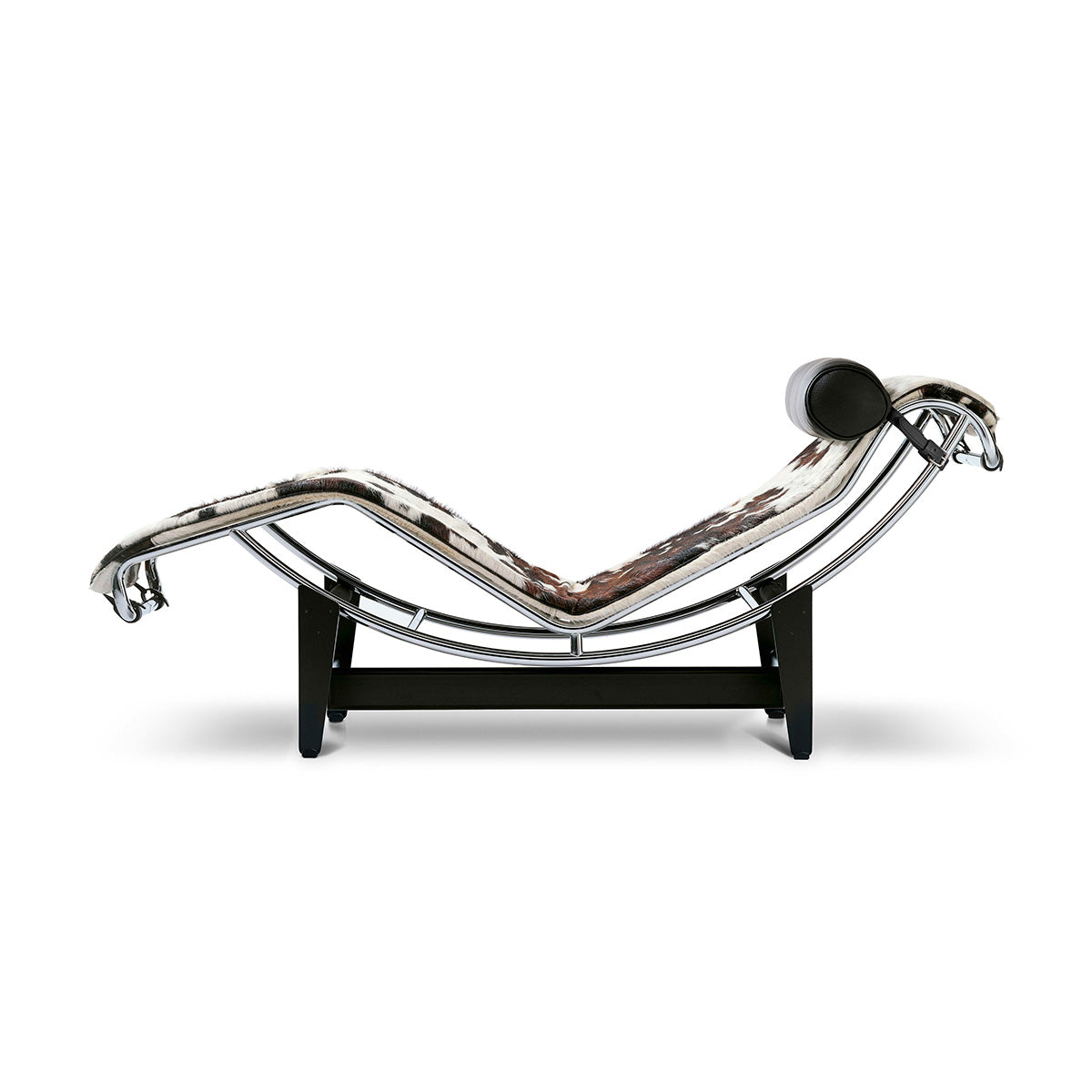 Mobile / 4 Chaise Longue à Réglage, designed by Le Corbusier, Pierre Jeanneret, Charlotte Perriand made by Cassina 