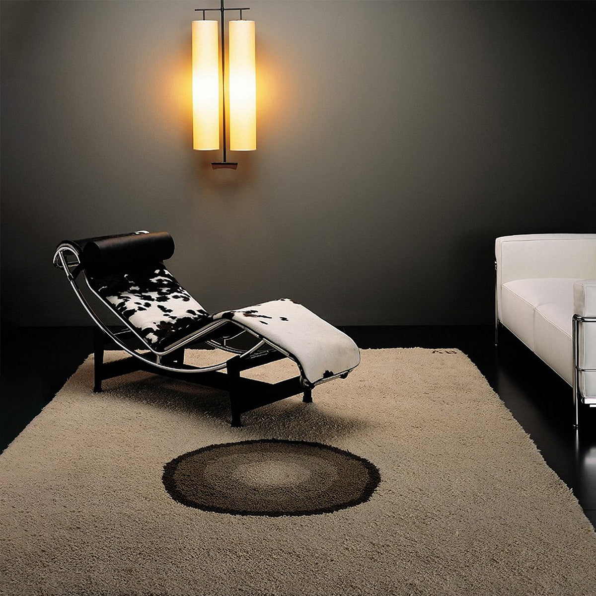 Black Hair-On Leather / Mobile / 4 Chaise Longue à Réglage Continu, Noire, Durable, designed by Le Corbusier, Pierre Jeanneret, Charlotte Perriand made by Cassina