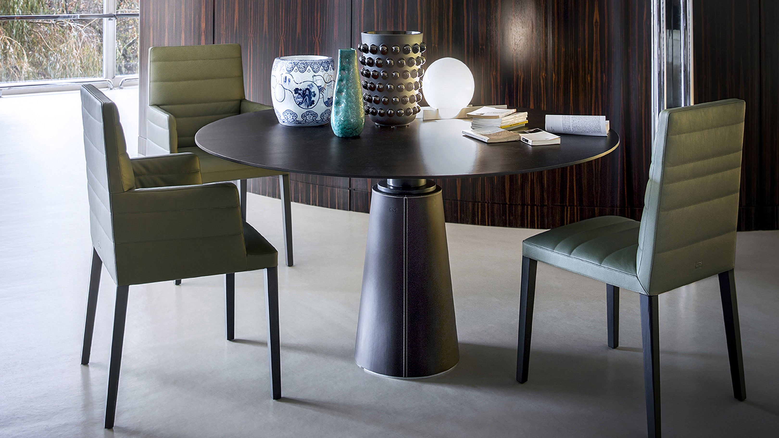 Desktop / Mesa Due Round Table, designed by Lella and Massimo Vignelli for Poltrona Frau 