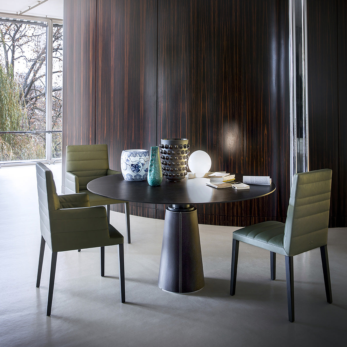 Mobile / Mesa Due Round Table, designed by Lella and Massimo Vignelli for Poltrona Frau 