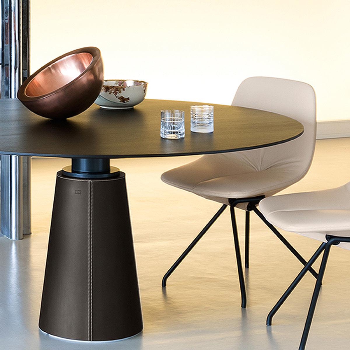 Mobile / Mesa Due Round Table, designed by Lella and Massimo Vignelli for Poltrona Frau 