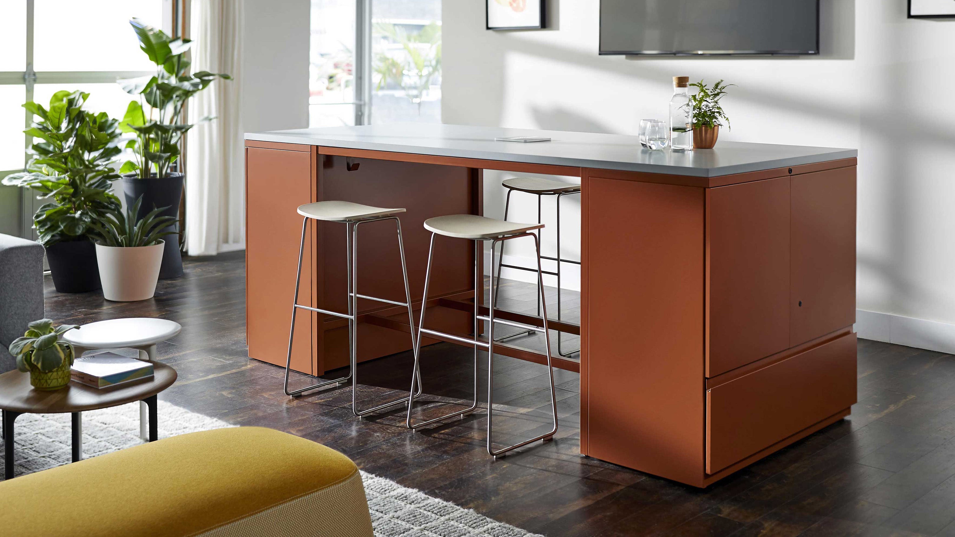 Desktop / Morrison Stool, designed by Jasper Morrison made by Cappellini 