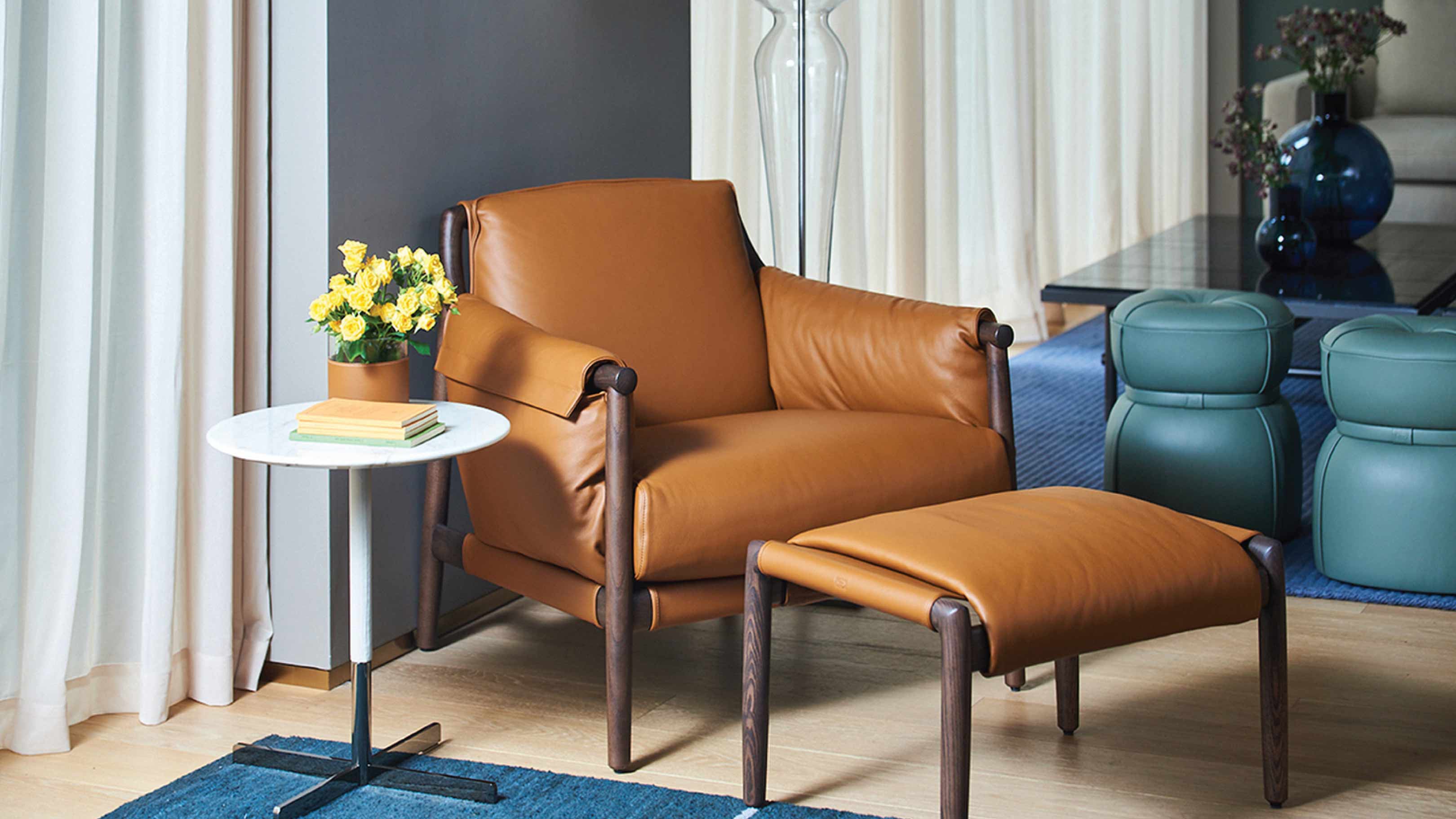Desktop / Times Lounge Armchair, designed by Spalvieri and Del Ciotto made by Poltrona Frau 