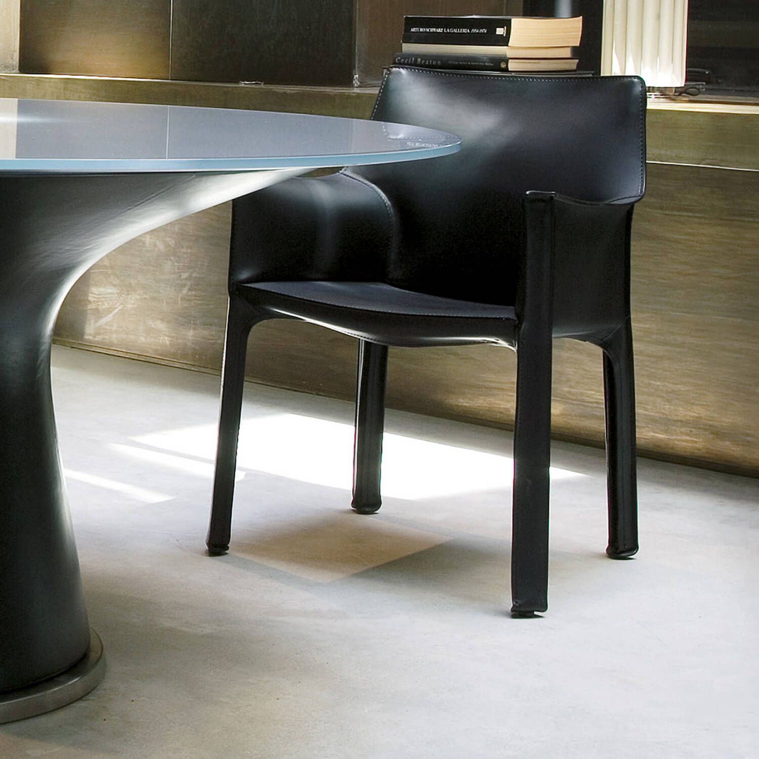 GeneralOption / Mobile / WhiteMenu / Cab Armchair made by Cassina