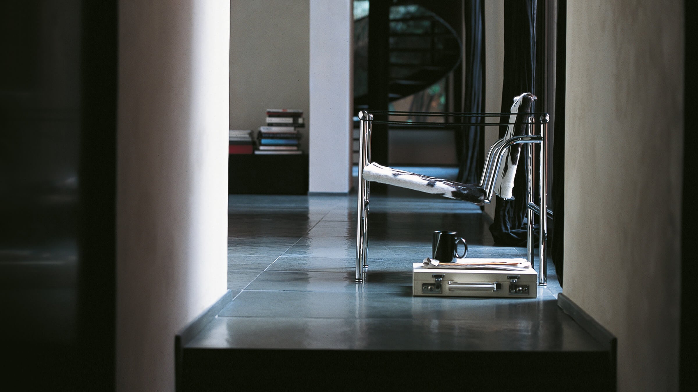 Chrome / Cowskin / Desktop/ WhiteMenu / LC1 Sling Chair made by Cassina