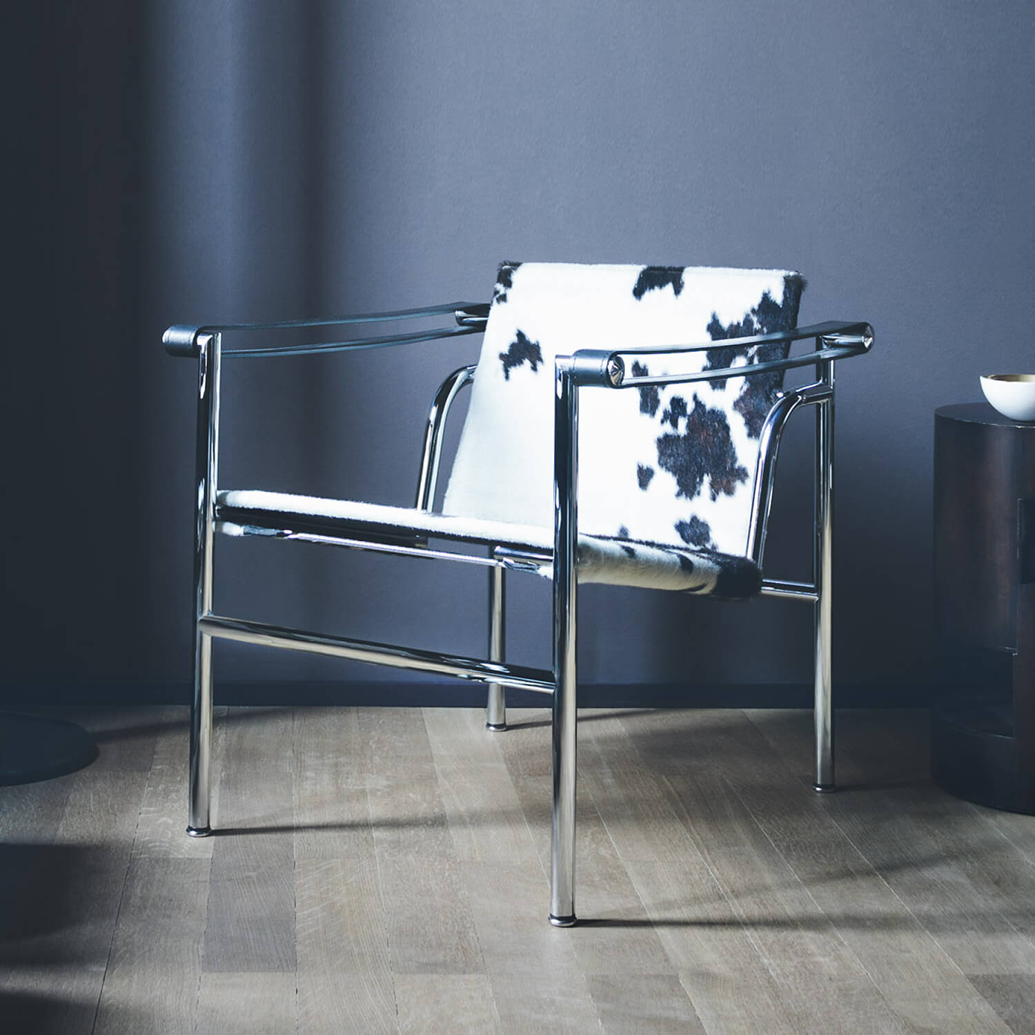 Chrome / Cowskin / Mobile/ WhiteMenu / LC1 Sling Chair made by Cassina