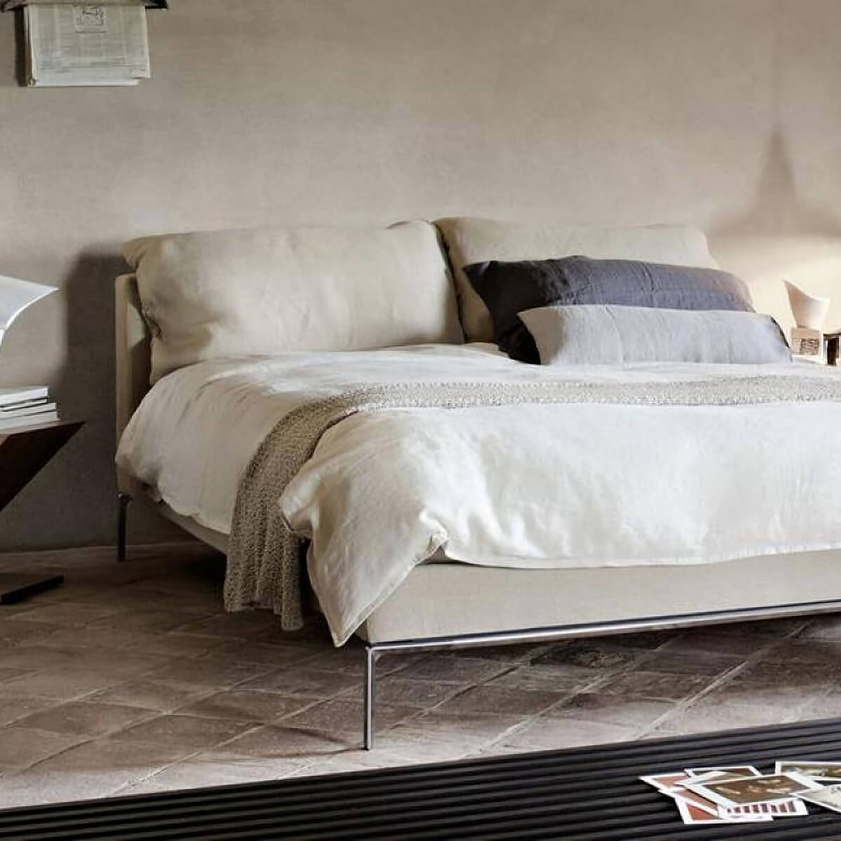 GeneralOption / Mobile / WhiteMenu / Moov Bed designed by Piero Lissoni made by Cassina