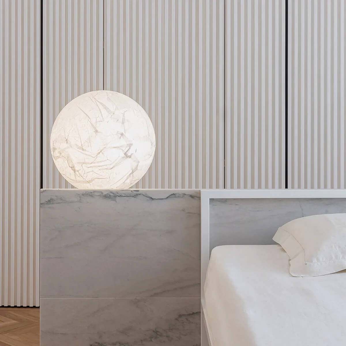 Mobile / BlackMenu / Moon T Table Lamp