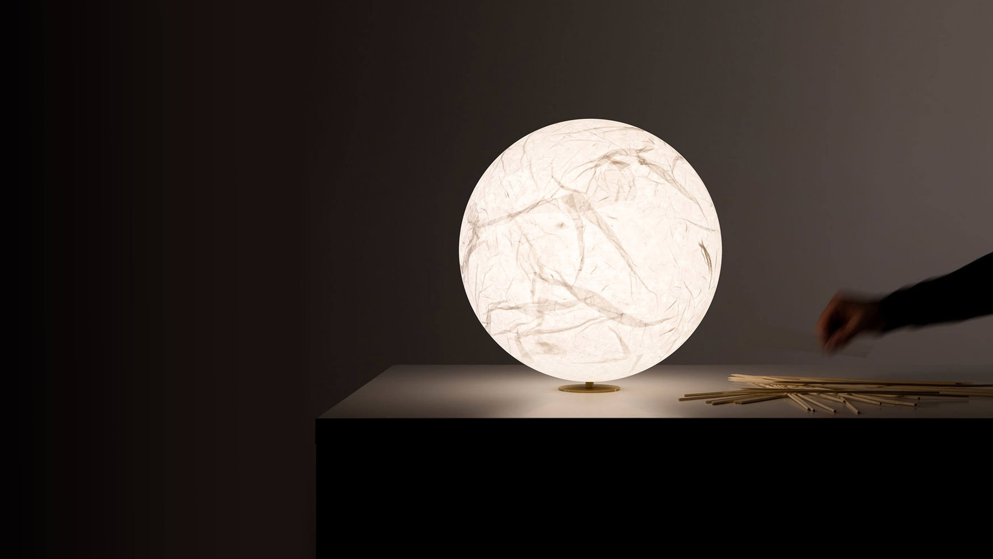 Desktop / WhiteMenu / Moon T Table Lamp