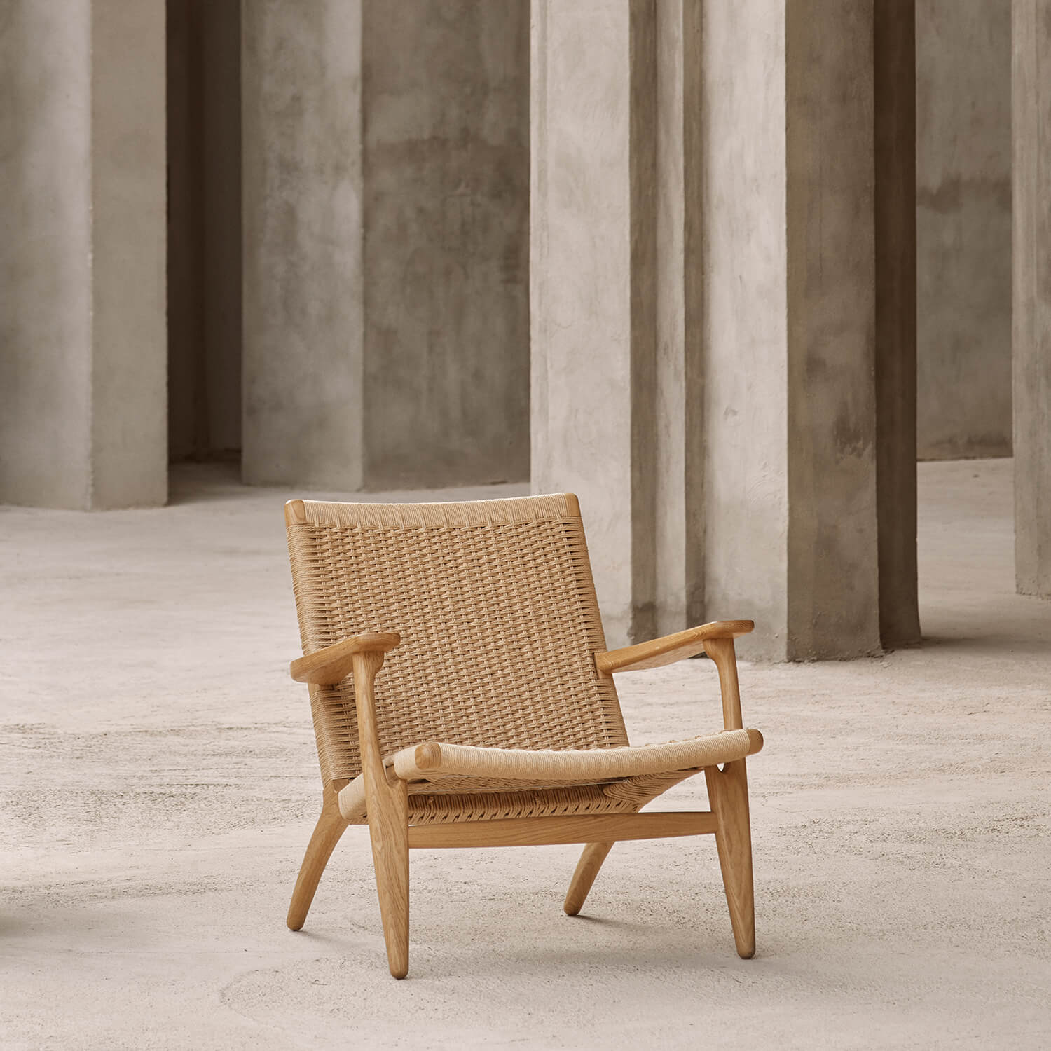 Oak Oil / Mobile / CH25 Lounge Chair, designed by Hans J. Wegner for Carl Hansen