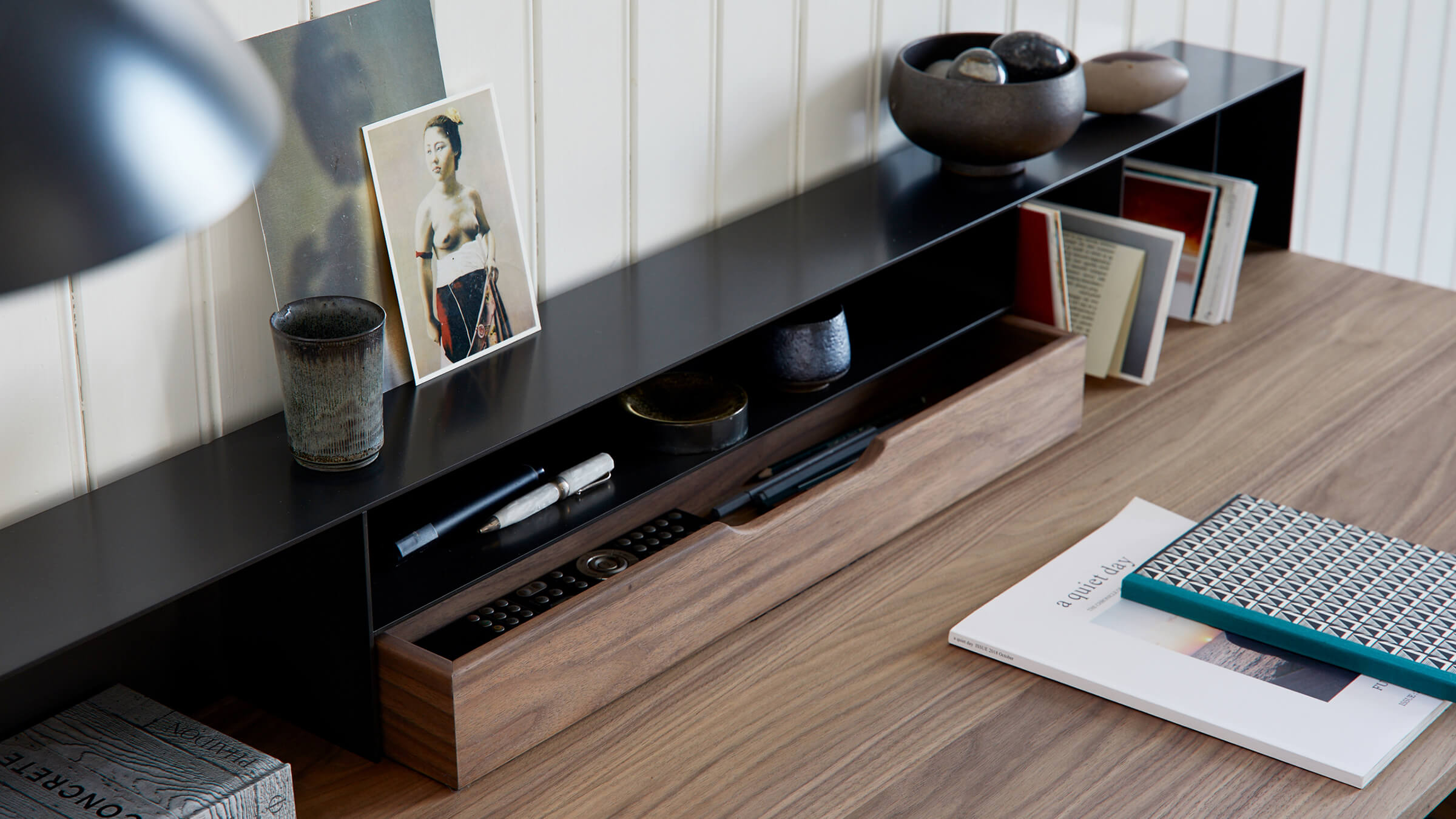Desktop / BlackMenu / Harri Writing Desk