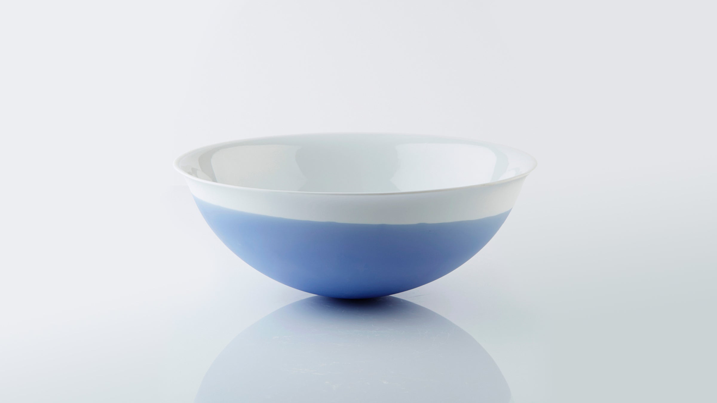 White and Blue / Desktop / BlackMenu / Dish Without Base, Designed by Piet Stockmans