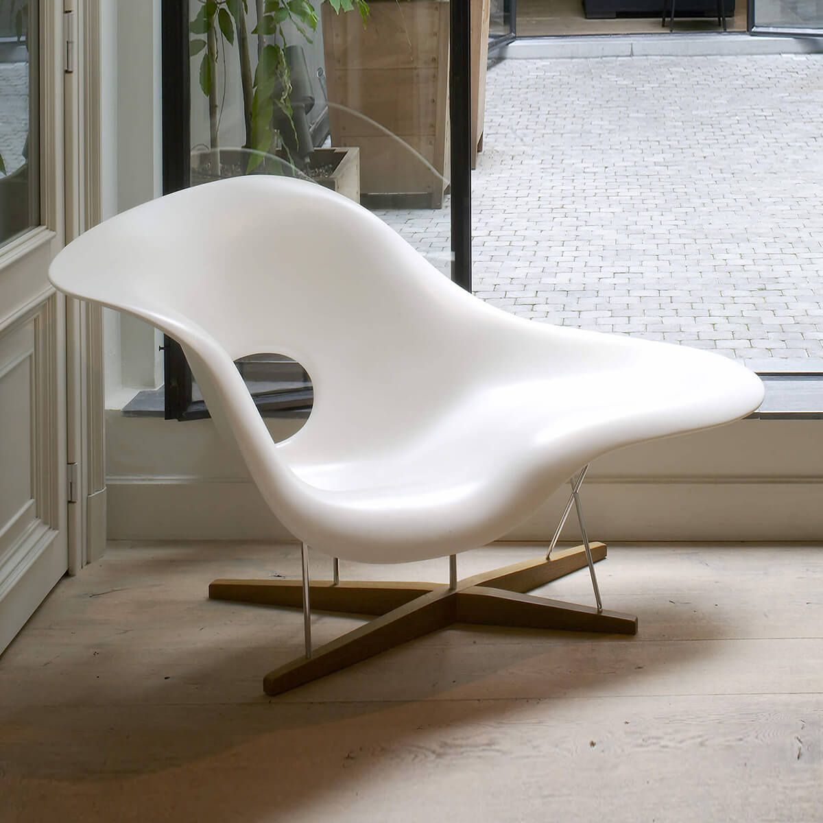 Mobile / WhiteMenu / La Chaise, designed By Charles and Ray Eaames made by Vitra