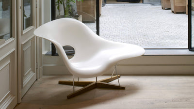 Desktop / WhiteMenu / La Chaise, designed By Charles and Ray Eaames made by Vitra