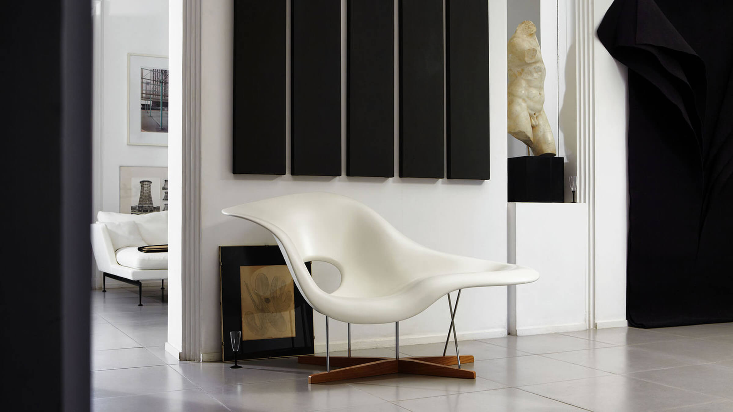 Desktop / WhiteMenu / La Chaise, designed By Charles and Ray Eaames made by Vitra