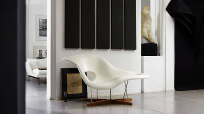 Desktop / WhiteMenu / La Chaise, designed By Charles and Ray Eaames made by Vitra