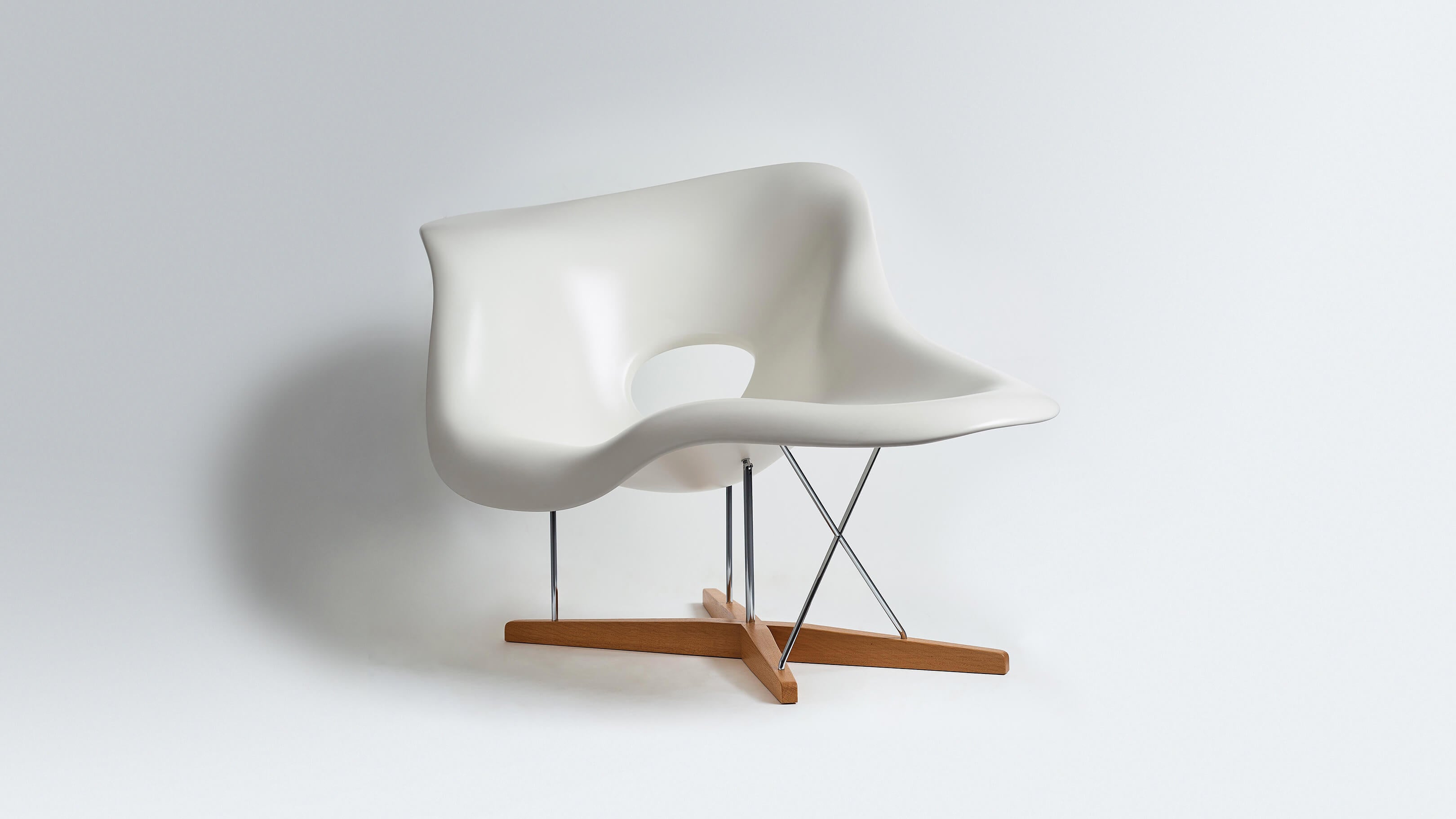 Desktop / BlackMenu / La Chaise, designed By Charles and Ray Eaames made by Vitra